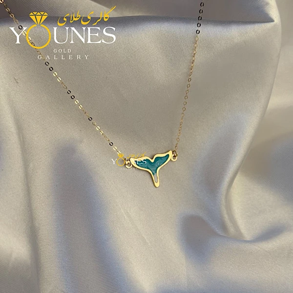 تصویر دوم گردنبند میناکاری دم وال آبی دریایی موج دار طلا